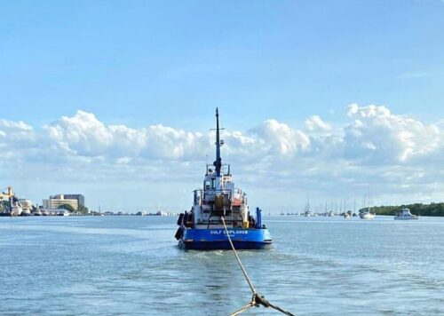 Marine contractor working in Queensland Australia with charter tug boat